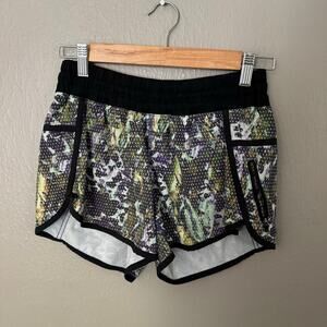 LULULEMON Tracker Short III Floral Sport White Multi Size 6 workout comfort